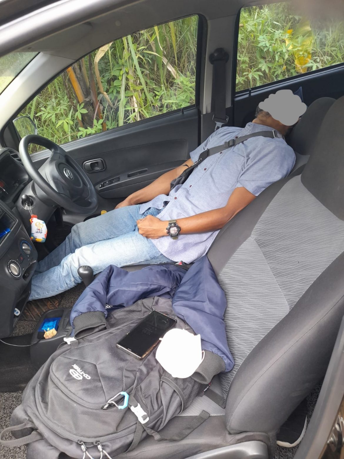 Alami Serangan Jantung Seorang Pria Meninggal Dunia di Dalam Mobil, Pihak Kepolisian Lakukan Evakuasi
