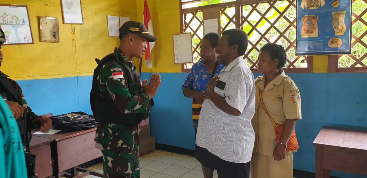 Aksi Peduli Pendidikan, Satgas Yonif/511 DY Bagikan Tas Sekolah Kepada Anak Sekolah Dasar di Papua