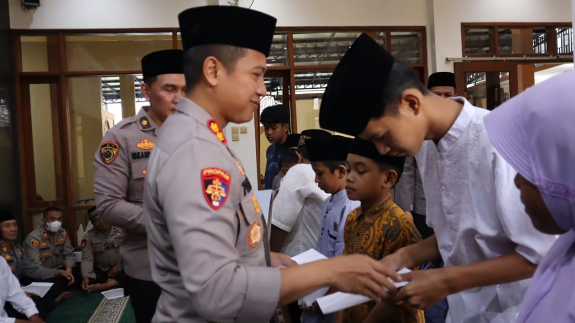 Bersyukur Atas Rezeqi yang Diterima: Polres Ciamis Berbagi Untuk Sesama Dengan Memberikan Santunan Kepada Anak Yatim Piatu