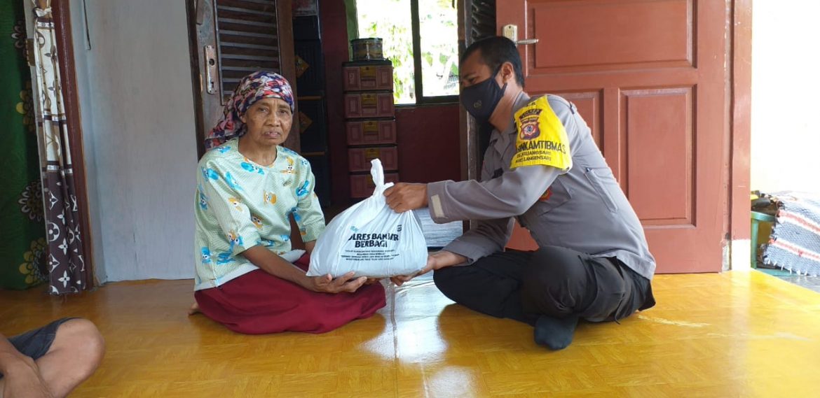 Polres Banjar Polda Jabar: Peduli semasa, 10 Paket Bansos Dibagikan Oleh Bhabinkamtibmas Polsek Langensari