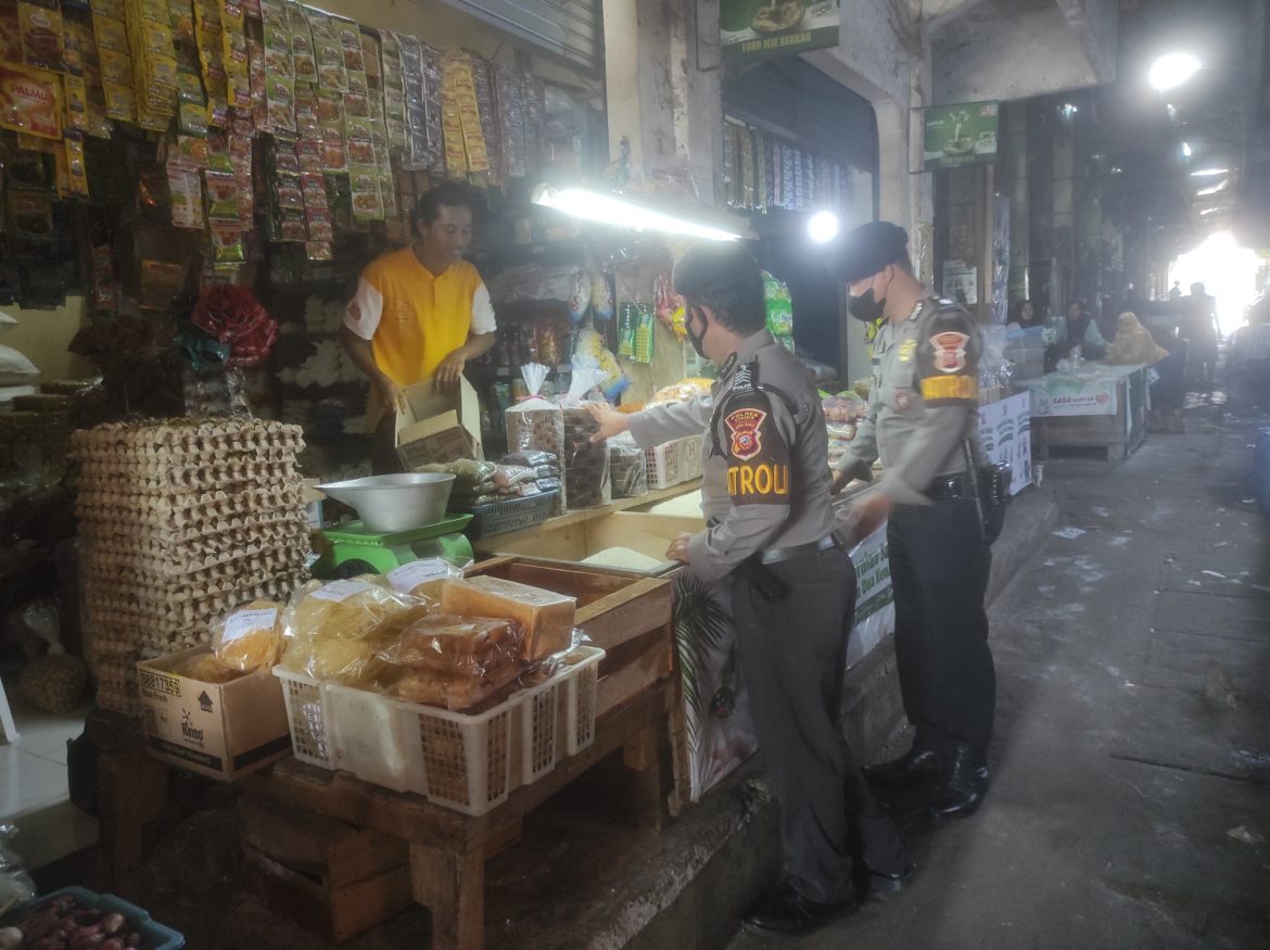 Pastikan Harga Tetap Stabil Jelang Nataru 2022: Satuan Samapta Polres Ciamis Gelar Patroli Dialogis Ke Pasar Modrn dan Tradisonal