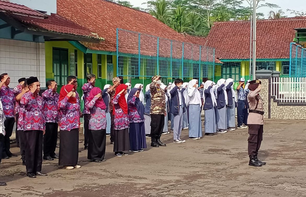 Srikandi Polwan Polsek Ciamis Menjadi Komandan Upacara Dalam Peringatan Hari Ibu Ke-94 Tingkat Kecamatan Baregbeg