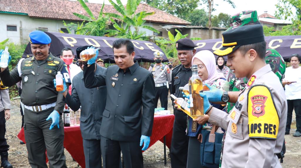 Bersama Forkopimda, Kapolres Ciamis Musnahkan Ribuan Miras Berbagai Jenis Hasil Ops Pekat Lodaya 2022