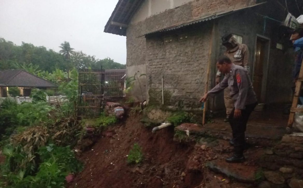 Polisi Bantu Dan Datangi TKP Bencana Alam Tanah Longsor Di Wilayah Desa Luragunglandeh