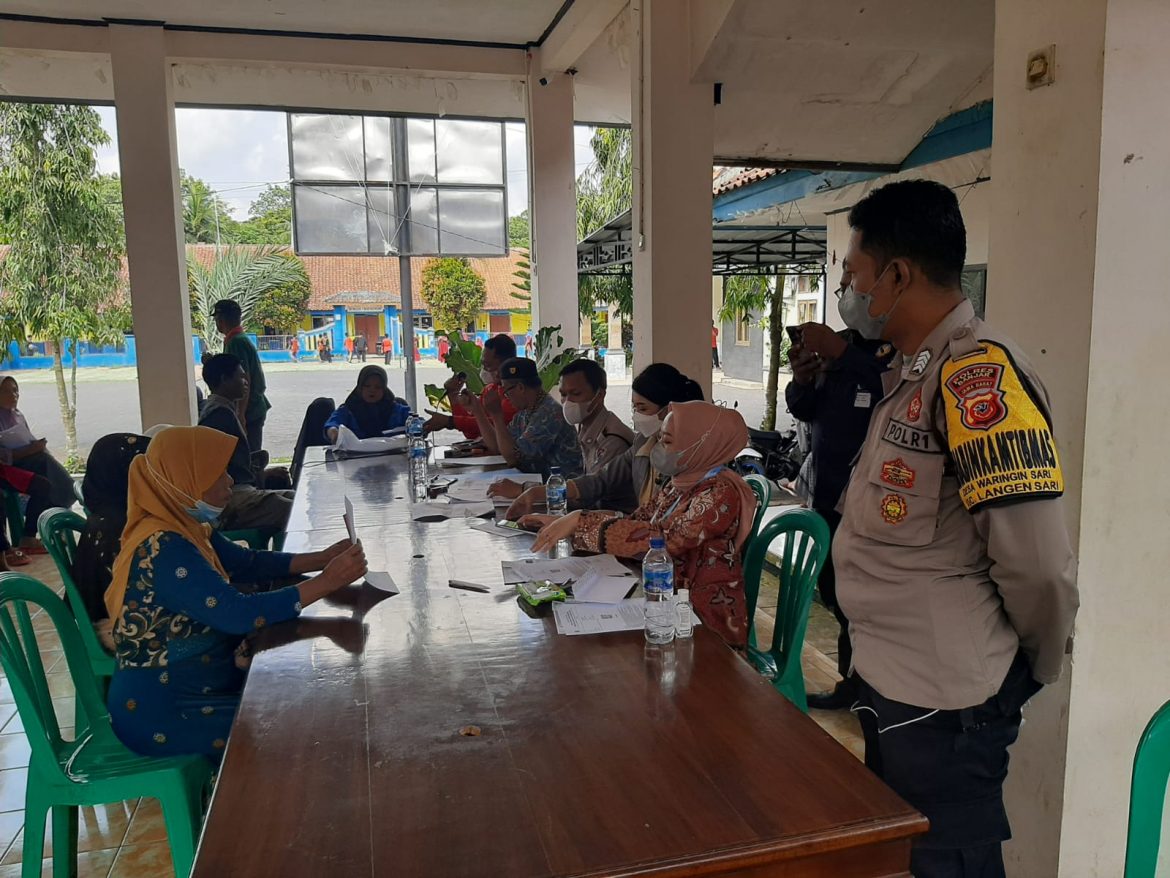 Personel Polres Banjar Monitoring dan Pastikan Dana Bansos Sampai Kepada Penerima