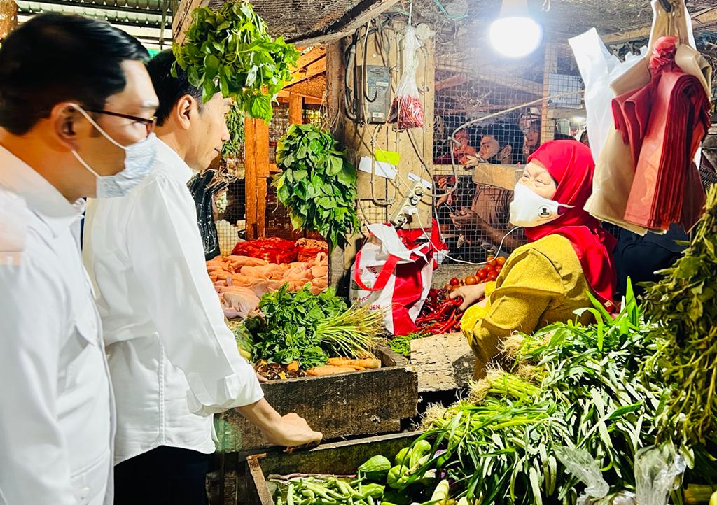 Jelang Nataru, Presiden Cek Harga di Pasar Cigombong