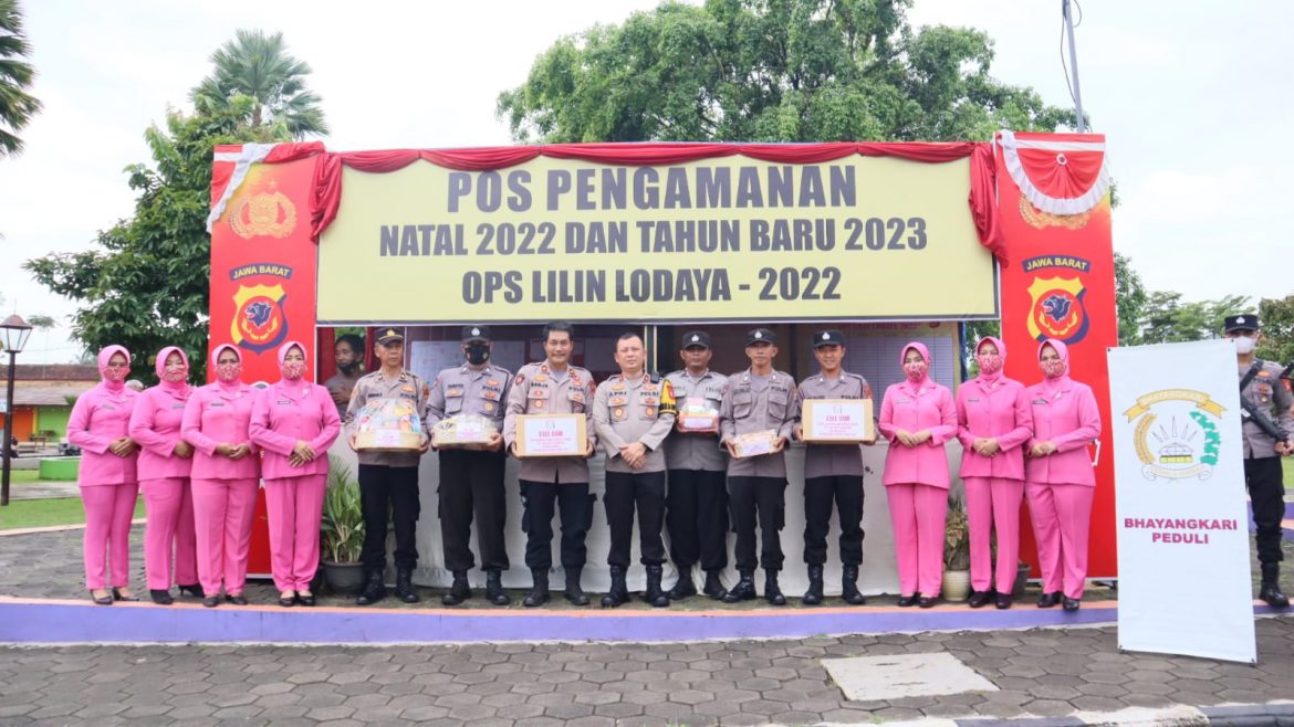 Bentuk Kepedulian Kepada Personel yang Bertugas Nataru 2023, Bhayangkari Cabang Ciamis Berikan Tali Asih Makanan dan Vitamin