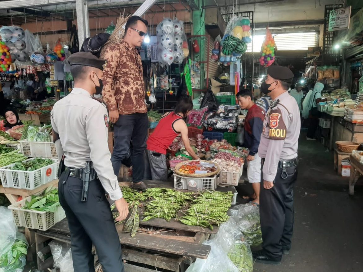 Jelang Nataru 2023  Satuan Samapta Polres Ciamis Kembali Cek Kebutuhan Bahan Pokok di Pasar Modrn dan Tradisional