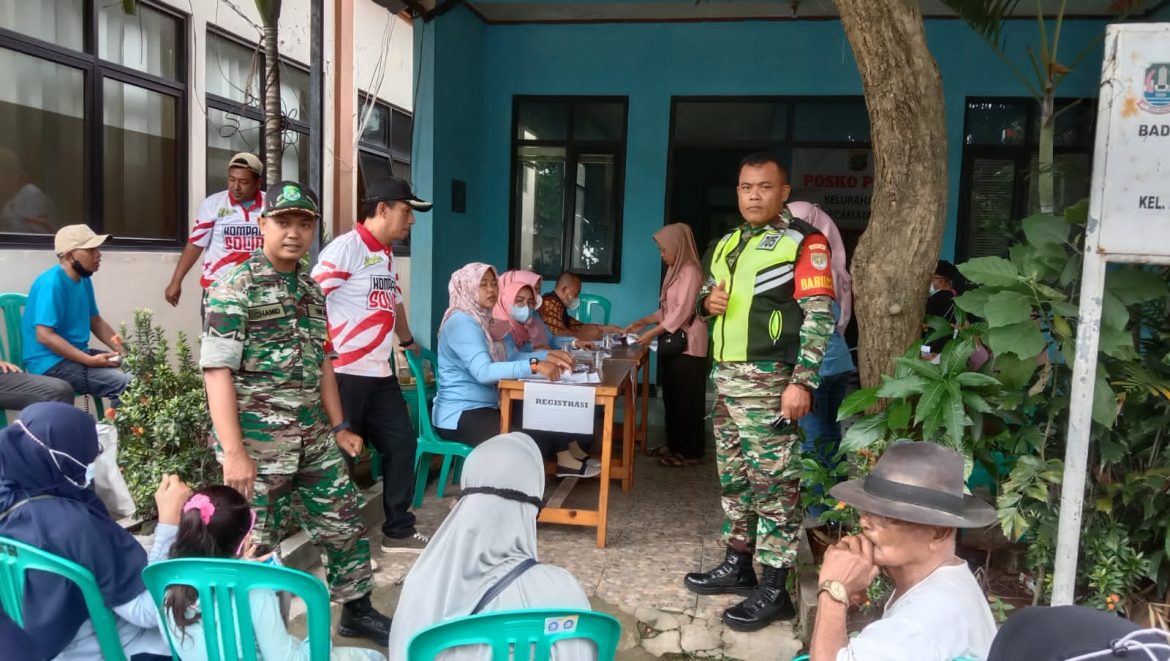 Berikan Rasa Aman, Babinsa Mustikasari Monitoring Dampingi Kegiatan Pembagian BLT th 2022