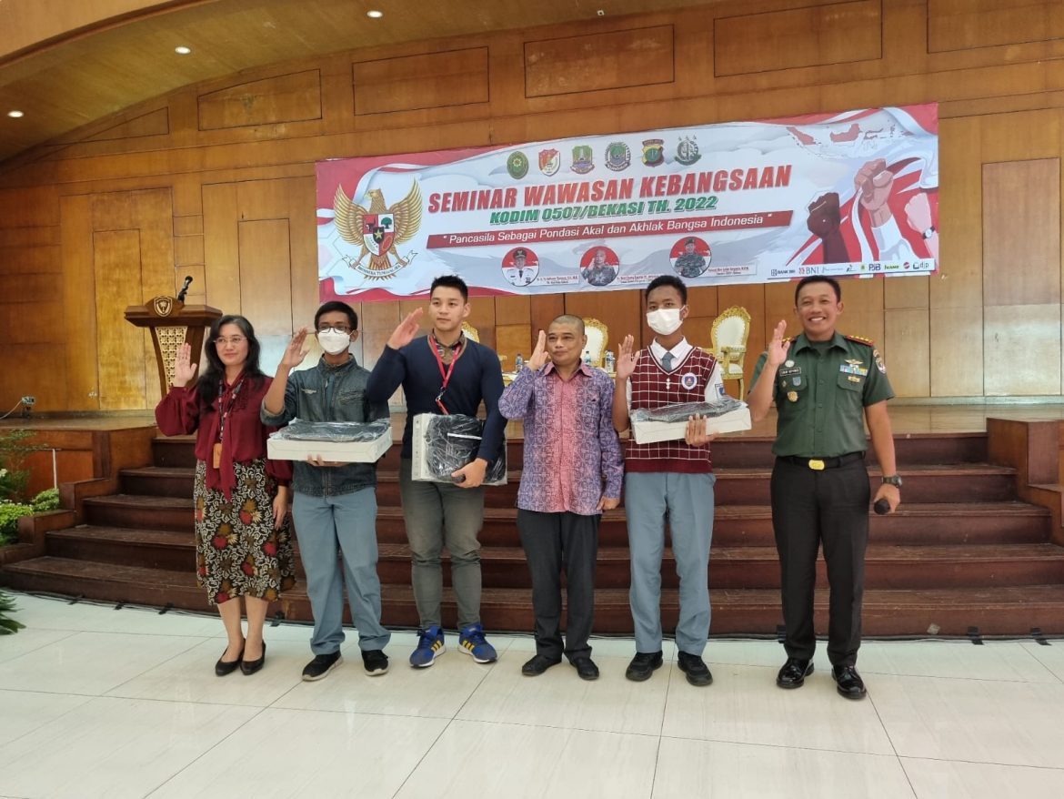 Tumbuhkan Semangat Pancasila, Dandim 0507/Bekasi Berikan Hadiah Kepada Pemenang Kuisioner Komentar Wawasan Kebangsaan