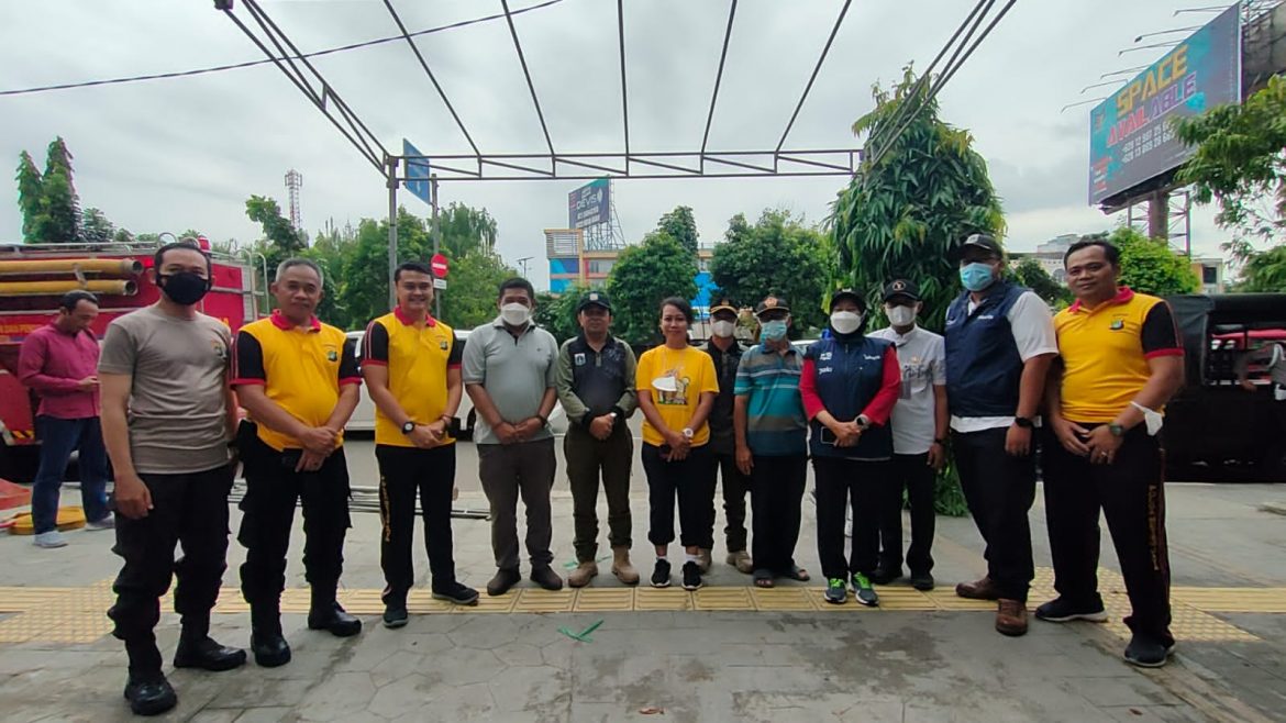 Polsek Tanjung Duren Jakarta Barat bersama dengan 3 pilar melaksanakan kerja bakti di salah satu gereja