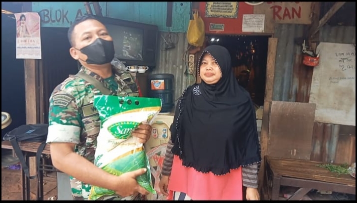 Babinsa Koramil 04/Jatiasih Masuk Dapur Warga, Berikan Bantuan Kepada Warga Kurang Mampu