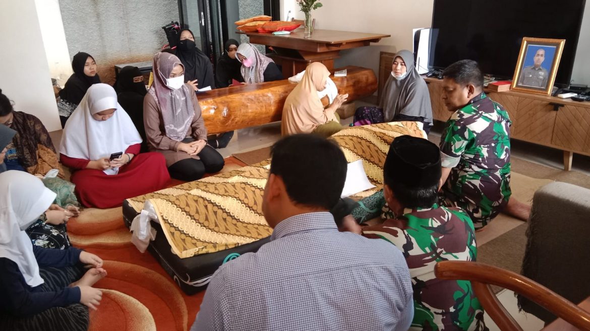 Dandim 0506/Tgr Takziah ke Rumah Duka Almarhum Serka Agus Salim