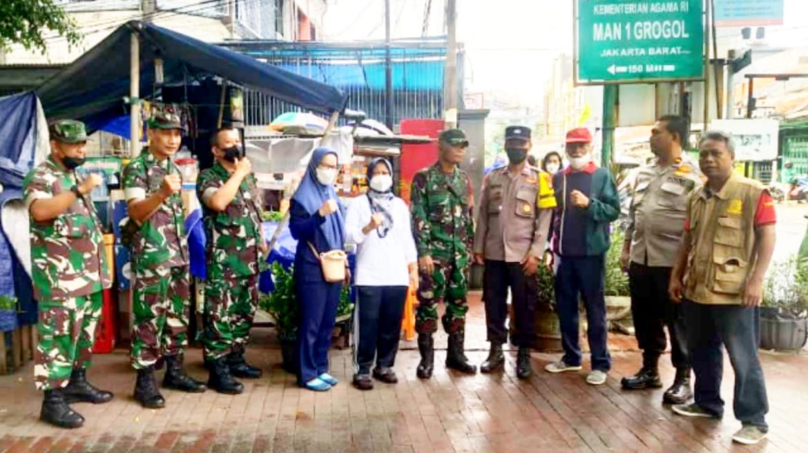 Danramil 03/GP Dan Babinsa Bersama Tiga Pilar Dampingi Kabag Perekonomian Tinjau PD Pasar Grogol