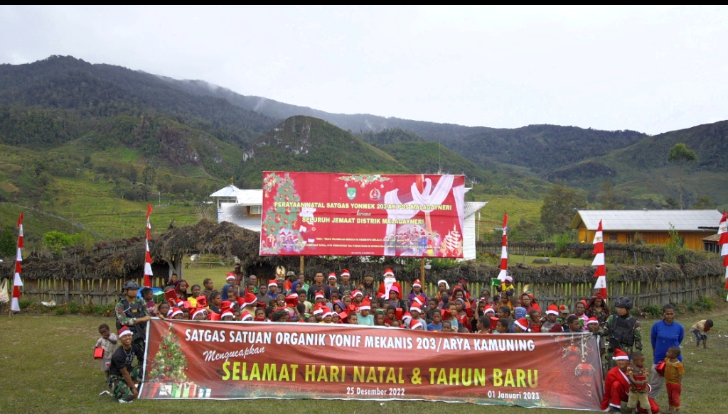 Doa bersama, cara Satgas Yonif Mekanis 203/AK mensyukuri datangnya Natal di Distrik Malagayneri