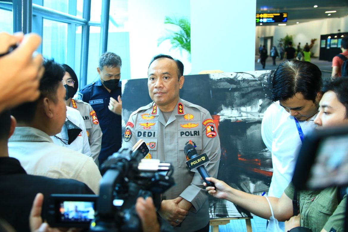 Polri Percantik Bandara Soetta dengan Lukisan Karya Para Difabel