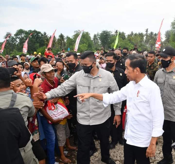 Kunjungi Pasar Utan, Presiden dan Ibu Iriana Disambut Hangat Pedagang dan Warga