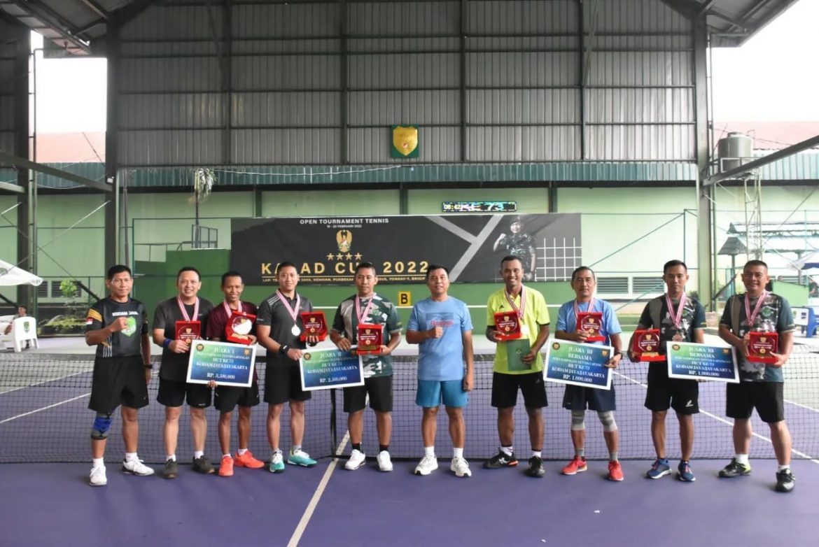 Kasdam Jaya buka pertandingan Eksibisi Tenis Lapangan dan menyerahkan hadiah pembinaan kepada para juara