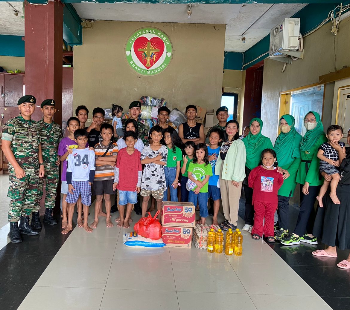 Batalyon Infanteri Mekanis 201/JY melaksanakan kegiatan rutin jumat berkah dengan membagikan sembako di Yayasan Sirojudin dan Panti Asuhan Bakti Mandiri