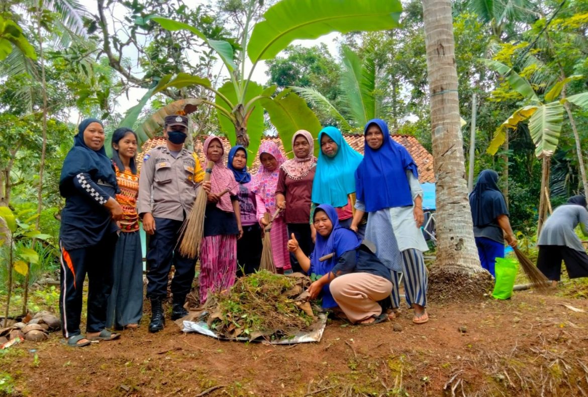 Bersama Warga Personil Polsek Pataruman Gotong Royong Ciptakan Kebersihan Lingkungan dan Pererat Sinergitas