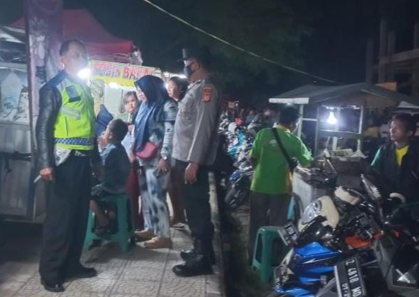 Polres Ciamis: Pastikan Suasana Aman dan Kondusif Personil Polsek Banjarsari Monitoring Aktivitas Masyarakat Di Malam Minggu