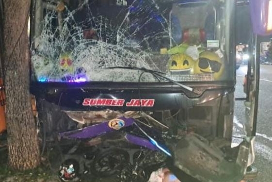 Akibat Laka Lantas Antara Bus dan Motor Mengakibatkan Tiga Orang Meninggal Dunia Satu Luka Berat