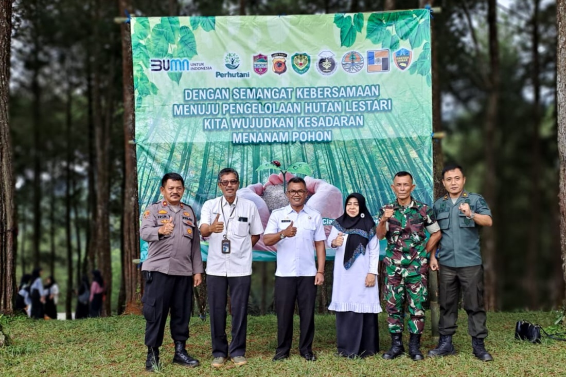 Kapolsek Cikoneng Dampingi Asda 2 Pemkab Ciamis : Hadiri Kegiatan Penanaman Pohon di Kawasan Objek Wisata Hutan Pinus Darmacaang Petak 42D RPH