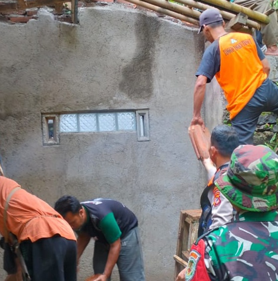 Polres Ciamis Polda Jabar: Personil Polsek Sukadana Gotong Royong Bantu Rumah Warga Tertimpa Pohon