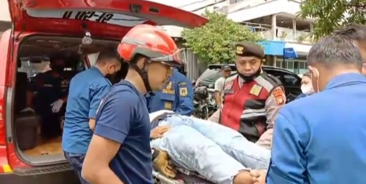 Personel Polsek Tambora Bersama Damkar Sigap Membantu Korban Laka Lantas
