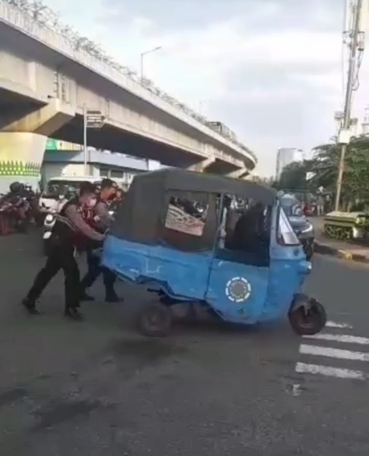 Petugas Samapta Polres Jakarta Barat Sigap Membantu Kendaraan Bajaj Yang Mogok Di Traffic Light