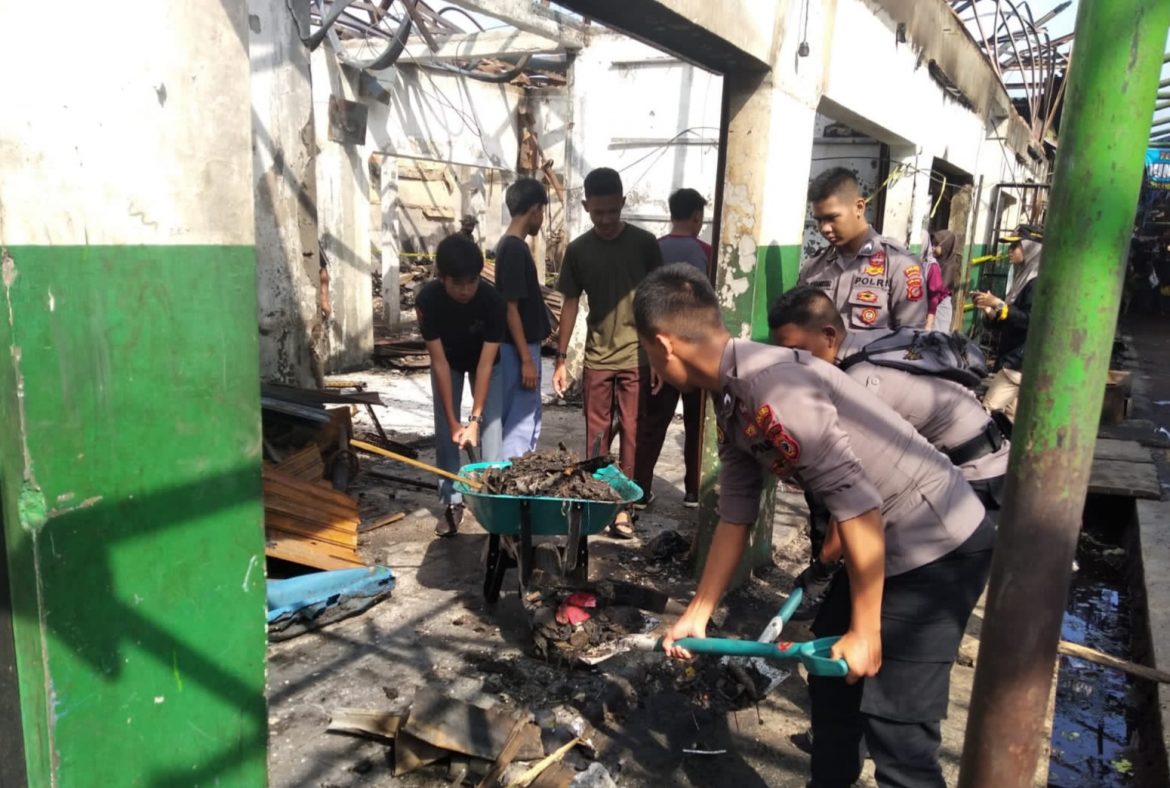 Polisi Gotong Royong Bersihkan Puing Kebakaran Pasar Ciawi