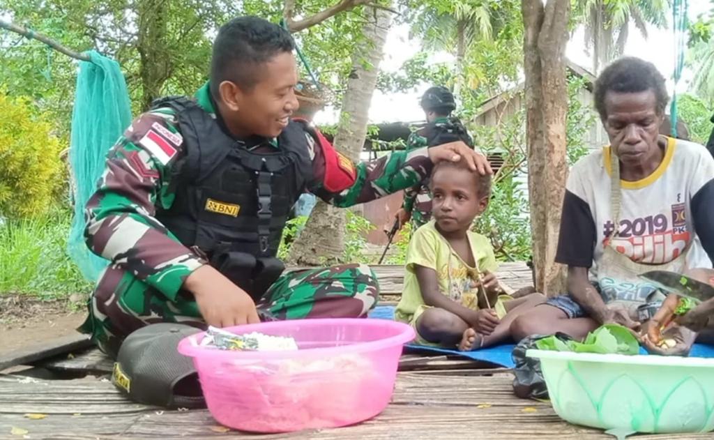 Satgas RI-PNG Yonif 511/DY Masuk Dapur, Penuhi Kebutuhan Dapur Warga Di Tanah Papua