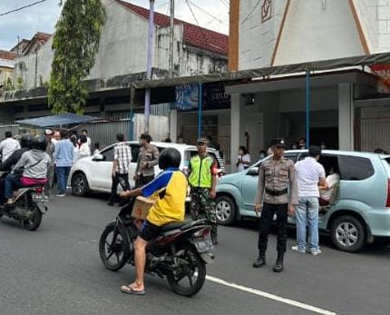 Personil Pos Pam Terpadu Alun Alun Ciamis, Dalam Rangka Memberikan Rasa Aman Kepada Masyarakat Gelar Patroli Dialogis
