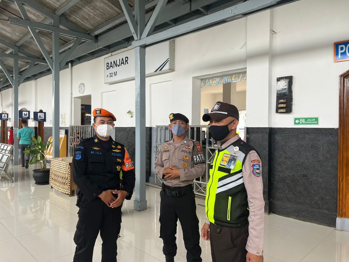 Polres Banjar Polda Jabar: Di Awal Tahun Baru 2023, Sat Samapta Polres Banjar Patroli Ke Stasiun