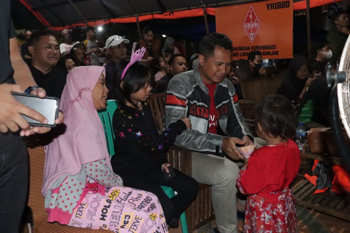 Terlihat senang wajah anak-anak, Kembali Kapolres Banjar Bagikan Uang Jajan