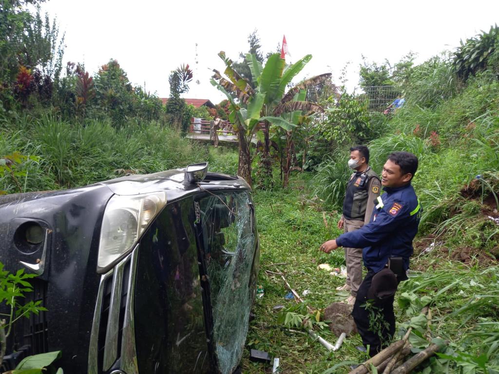 Akibat Hilang Kendali Sebuah Mobil Mini BusTerperosok Ke Jurang, di Jalan Tamansari Bogor