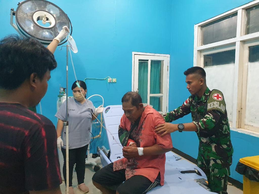 Tidak Kenal Lelah, Satgas Pamtas RI-PNG Yonif 511/DY Bantu Evakuasi Warga Yang Mengalami Kecelakaan Kerja