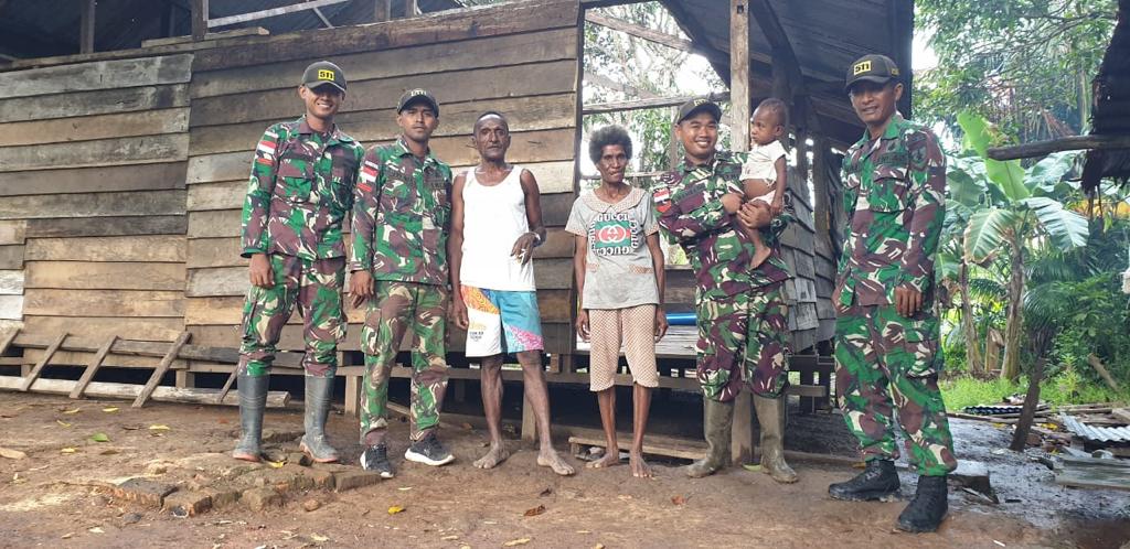 Hadir Di Tengah Kesulitan Rakyat, Satgas Yonif 511/DY Bantu Membangun Rumah Warga Di Papua