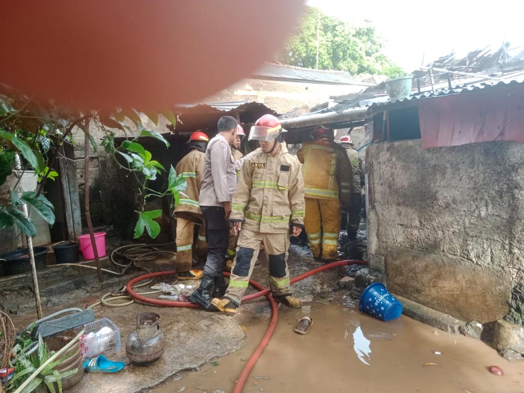 Konsleting Arus Listrik Sebabkan Satu Unit Rumah Hangus Terbakar di Gunung Putri Bogor