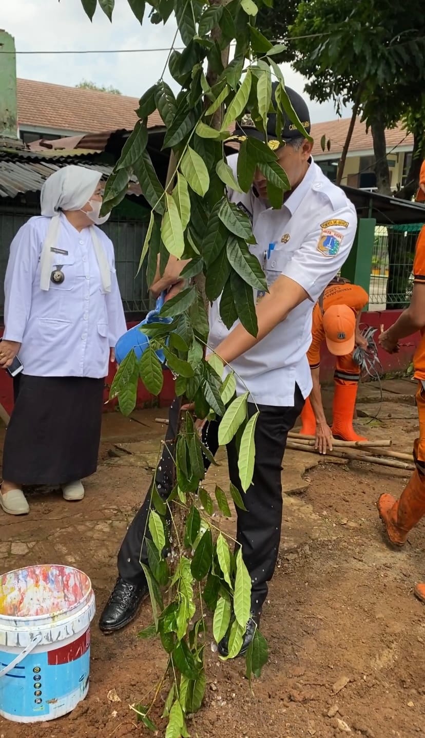 Laksanakan Arahan Wali Kota Jakarta Barat, Camat Palmerah Tanam Pohon Produktif dan Pelindung