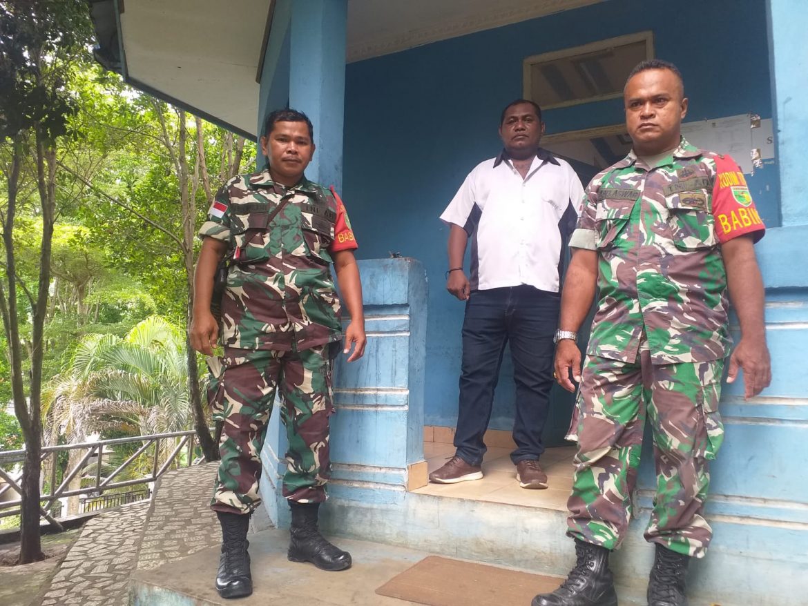 Babinsa Koramil Japut Tinjau Wilayah Binaanya Setelah Gempa Yang Terjadi Di Jayapura