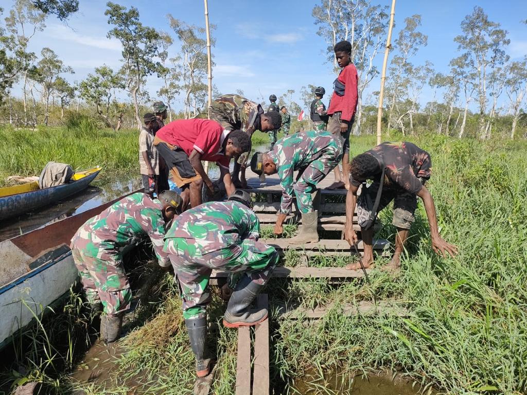 Bahu Membahu Satgas Yonif 511/DY Bersama Warga Membersihkan Dan Membenahi Dermaga Yakyu