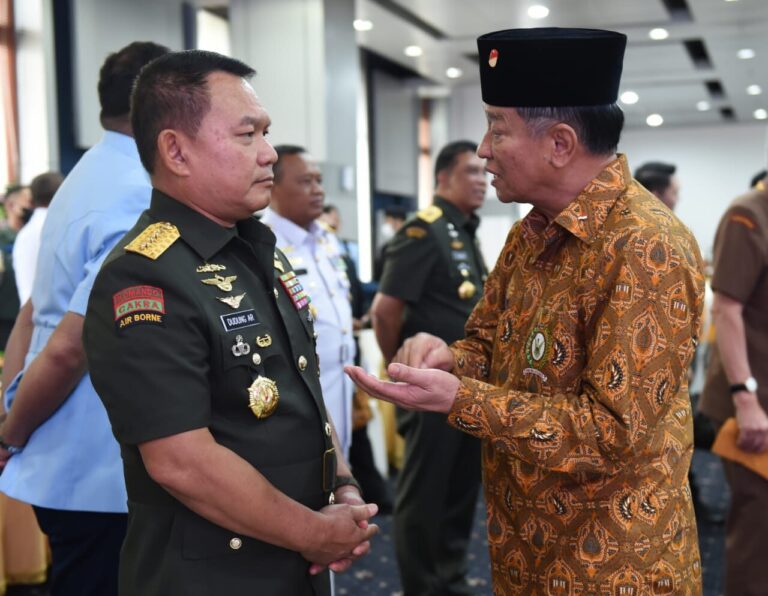 Momen Keakraban Kasad dengan Veteran di Tasyakuran HUT Ke 66 LVRI