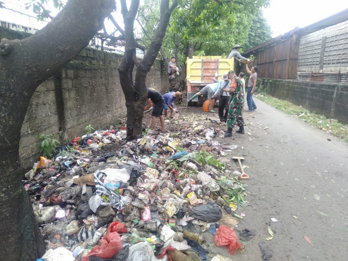 Aksi Turun Gunung!!!Babinsa Sertu Heriyawan Koramil 0621-05/GP Memberikan Edukasi dan Turun Langsung Mengajak Masyarakat Untuk Membersihkan Sampah Yang Menumpuk Hingga Menimbulkan Bau Tak Sedap