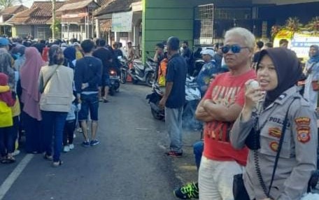 Personel Polsek Ciamis Diterjunkan Dalam Rangka Memberikan Rasa Aman Kepada Warga yang Mengikuti Jalan Sehat