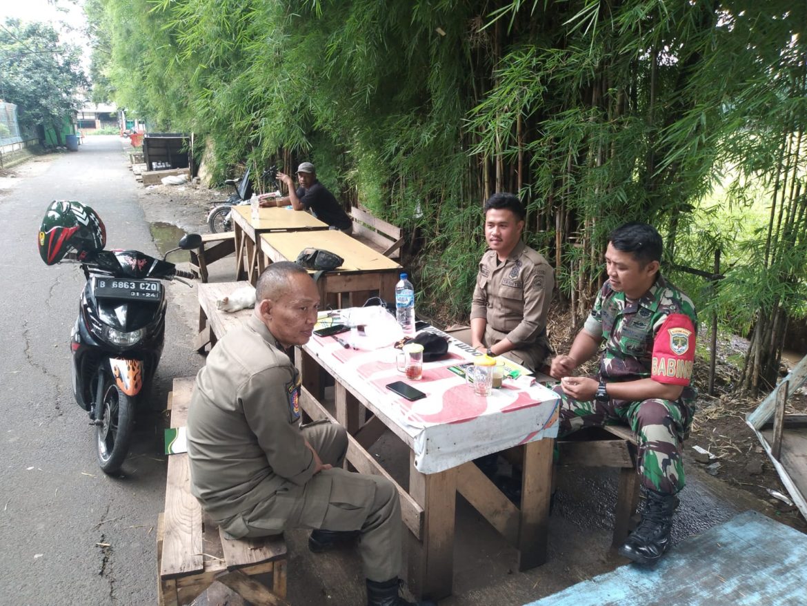 Bersama Satpol PP, Babinsa Imbau Jaga Kebersihan Lingkungan