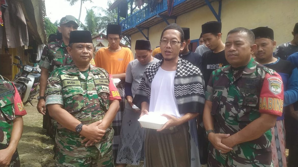 Jum’at Berkah Danramil 05/Blrj berbagi di Ponpes Aslihil Aulad