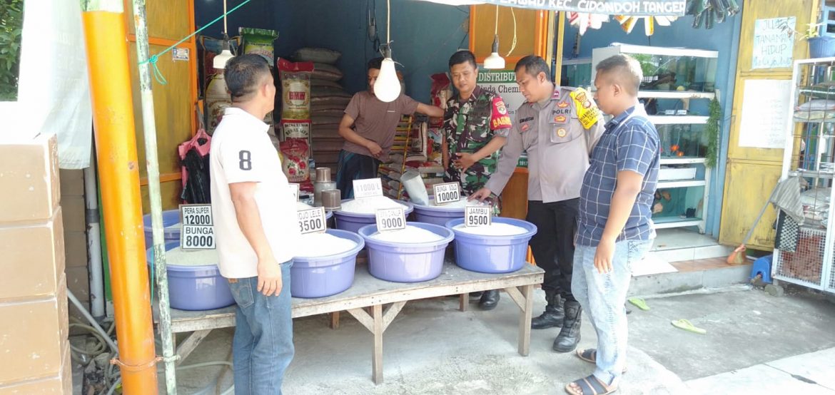 Babinsa Bersama Bhabinkamtibmas, Cek Harga Kebutuhan Pokok