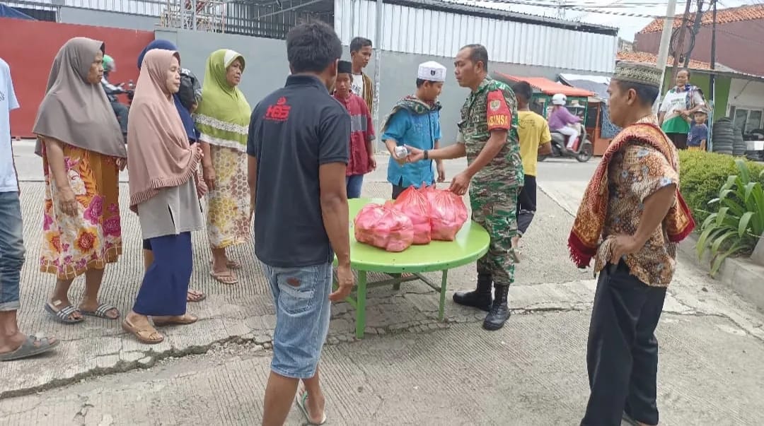 Jum’at Berkah, Koramil 03/Teluk Pucung Kembali Berbagi Nasi Bungkus Gratis