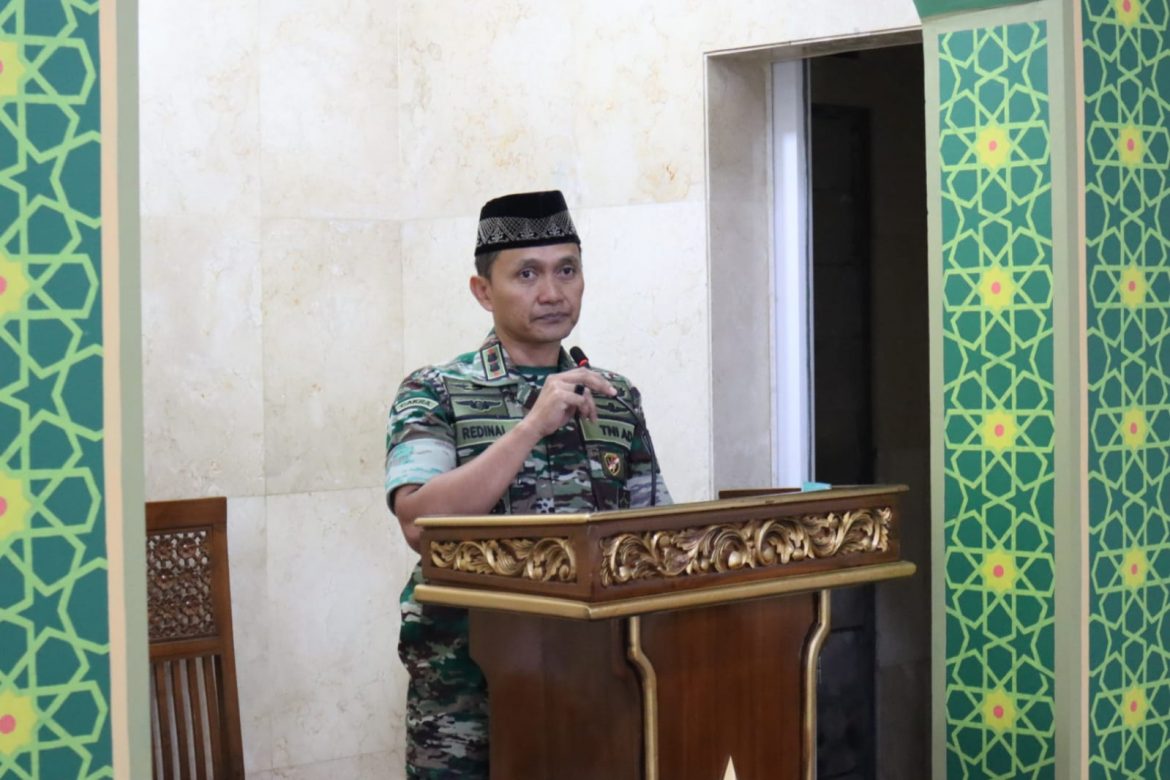 Dandim 0504/JS Sholat Jum’at Bersama Jamaah di Masjid Baitul Salam Koramil 03/Pasar Minggu